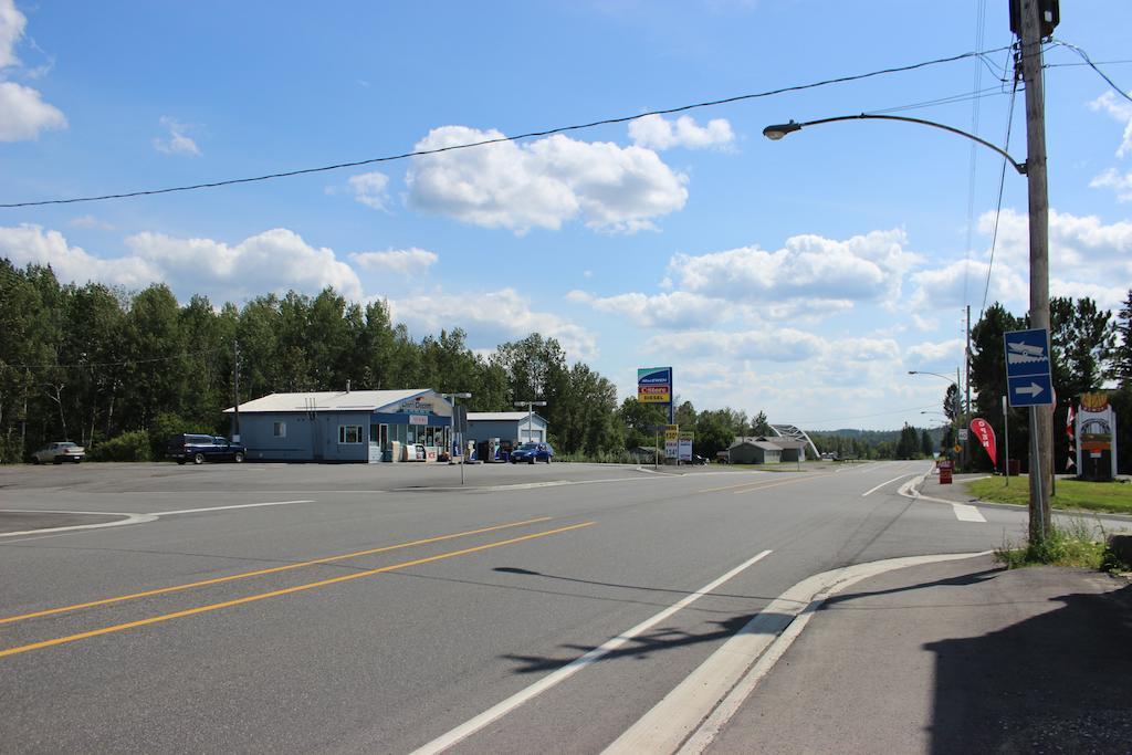 Latchford Bay Lake Inn - Frontiersman Motel חדר תמונה